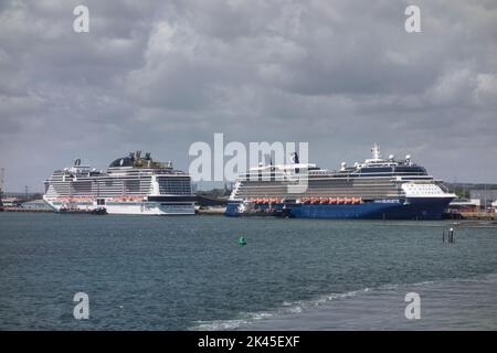 Das berühmte Silhouette-Kreuzschiff und das MSC Virtuosa-Kreuzschiff im Hafen von Southampton, Southampton, Großbritannien Stockfoto