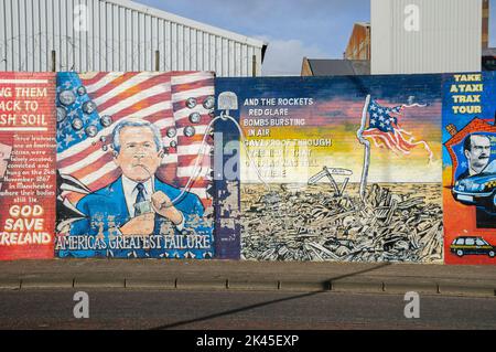 Republikanisch-nationalistisches Wandgemälde mit den Worten „Amerikas größtes Versagen“, Divis Street/Falls Road, Belfast, Nordirland. Stockfoto