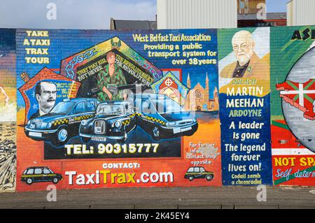 Wandgemälde mit den Worten „Take a Taxi Trax Tour“ Divis Street/Falls Road, Belfast, Nordirland. Stockfoto