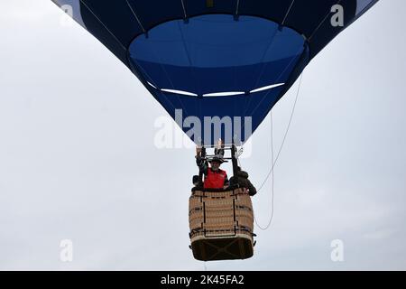 30. September 2022, Bela pod Bezdezem, Tschechische Republik: Heißluftballons fliegen von Bela pod Bezdezem aus in der Woche, in der die letzte Ballonveranstaltung in diesem Jahr in der Tschechischen Republik stattfinden wird. Das tschechische Heißluftballonfestival „Belske Hemzeni“ 20. findet in Bela pod Bezdezem (70 Kilometer nördlich von Prag) in der Tschechischen Republik statt. (Bild: © Slavek Ruta/ZUMA Press Wire) Stockfoto