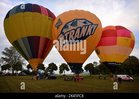 30. September 2022, Bela pod Bezdezem, Tschechische Republik: Heißluftballons fliegen von Bela pod Bezdezem aus in der Woche, in der die letzte Ballonveranstaltung in diesem Jahr in der Tschechischen Republik stattfinden wird. Das tschechische Heißluftballonfestival „Belske Hemzeni“ 20. findet in Bela pod Bezdezem (70 Kilometer nördlich von Prag) in der Tschechischen Republik statt. (Bild: © Slavek Ruta/ZUMA Press Wire) Stockfoto