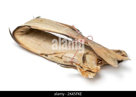 Einzelner gefalteter Stockfisch, Atlantischer Kabeljau, Nahaufnahme isoliert auf weißem Hintergrund Stockfoto