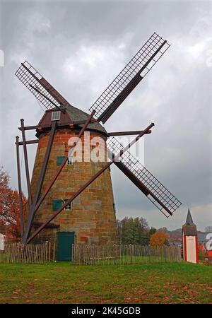 Historische niederländische Windmühle in Uelsen, Deutschland im Herbst. Es handelt sich um eine Windmühle aus dem 18.. Jahrhundert, die aus gelbem Sandstein hergestellt wurde. Ort: Uelsen, Deutschland Stockfoto