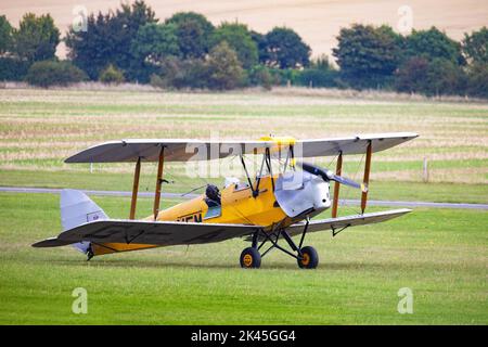 Vintage-Doppeldecker; Ein De Havilland DH82A-Flugzeug am Boden, alias die Tiger Moth, ein britisches Flugzeug aus dem Jahr 1930s; im Imperial war Museum Duxford UK Stockfoto