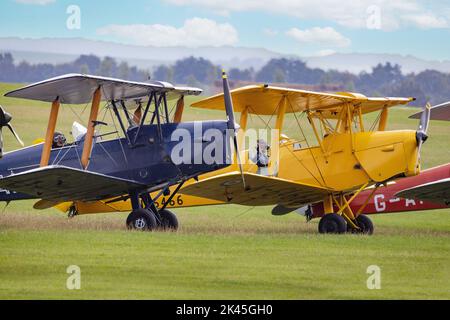 Vintage Doppeldecker; de Havilland DH82A Flugzeuge auf dem Boden, aka Tiger Moths, ein britisches Flugzeug aus dem Jahr 1930s; im Imperial war Museum Duxford UK Stockfoto