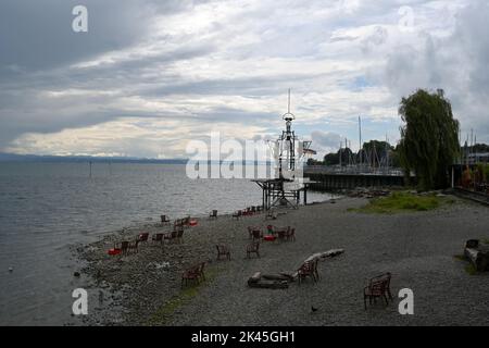 Verlassener Strand mit leeren Plastikstühlen am Bodensee in Friedrichshafen in Deutschland. Stockfoto