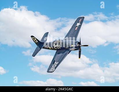 The Grumman F8F-2P Bearcat, ein altes amerikanisches Kampfflugzeug aus dem Jahr 1940s, das auf der Flugschau des Duxford Imperial war Museum in Duxford, Großbritannien, fliegt Stockfoto