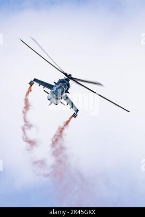 Airshow UK; ein Militärhubschrauber; der Mil Mi 24V/35 Hind, ein russischer Angriffshubschrauber auf dem Display; die britische Airshow des Imperial war Museum Duxford Stockfoto