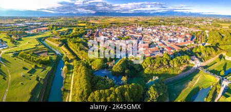 Panoramasicht aus der Luft auf die grüne Landschaft der Stadt Palmanova, sternförmige Mauern und Gräben, UNESCO-Weltkulturerbe in Friaul Julisch Venetien Stockfoto