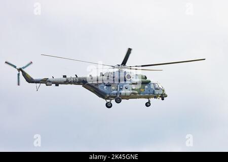 Der russische Angriffshubschrauber Mil Mi 171Sh Hip, ein Militärhubschrauber im Flug, flog am kaiserlichen Kriegsmuseum von Duxford in Großbritannien Stockfoto