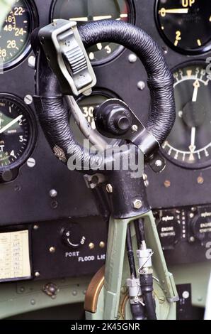 Joystick und Cockpit Instrumente von vintage supermarine spitfire vintage Kampfflugzeug Stockfoto