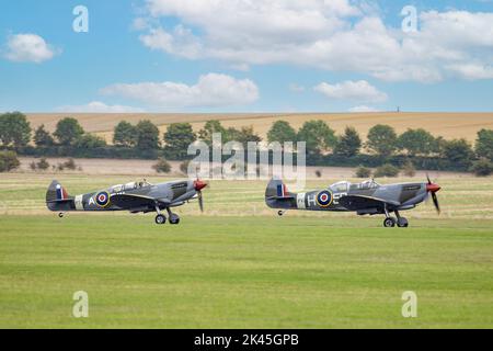 WW2 Flugzeuge - zwei Spitfires starten von der Startbahn im Imperial war Museum, Duxford Cambridgeshire UK Stockfoto