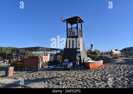 Leerer Rettungsschwimmer-Turm an einem Sandstrand. Stockfoto