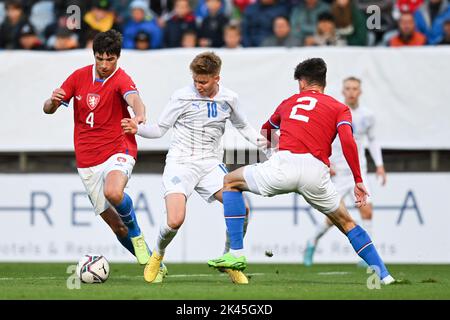 Ceske Budejovice, September. 27. September 2022. Ceske Budejovice, Tschechische Republik, September 27. 2022: Adam Gabriel (4 Tschechische Republik) kämpft um den Ball gegen Kristian Hlynsson (10 Island) und Martin Credit: SPP Sport Press Photo. /Alamy Live News Stockfoto