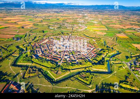 Sternform Stadt Palmanova Verteidigungsmauern und Gräben Luftpanorama, UNESCO-Weltkulturerbe in der Region Friaul Julisch Venetien im Norden Stockfoto