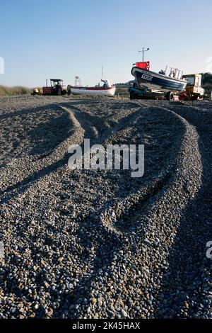 Küstenfischerboote standen am Kiesstrand weybourne im Norden norfolks in england auf Stockfoto