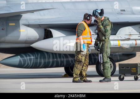 Caslav, Tschechische Republik. 30. September 2022. Die Jets Saab JAS-39 Gripen, die Anfang April in Lettland eingesetzt wurden, um den Luftraum der baltischen Länder zu sichern, kehrten am 30. September 2022 nach Caslav, Tschechien, zurück. Quelle: Josef Vostarek/CTK Photo/Alamy Live News Stockfoto