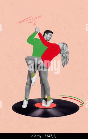 Vertikale Collage Bild von zwei aufgeregt positive Partner schwarz weiß Effekt halten Hände umarmen tanzen große Vinyl-Platte Stockfoto