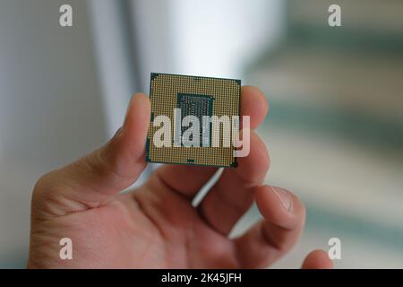 Mann zeigen eine High-Tech-Desktop-pc-cpu-Teil, Computerkomponenten Chip Mangel Stockfoto