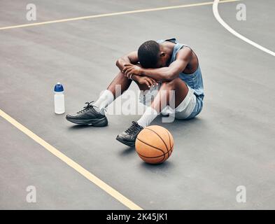 Basketball-Mann, Sport Burnout und Spiel Müdigkeit auf dem Court Sport Training, Muskelverletzungen durch Bewegung auf dem Boden und traurig mit Fehler. Krank, depressiv Stockfoto