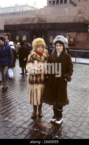 OLGA ULJANOV Sowjetische Ärztin mit ihrer Tochter Nadezhda´s Mausoleum ihres Onkels Lenin auf dem Roten Platz in Moskau Stockfoto