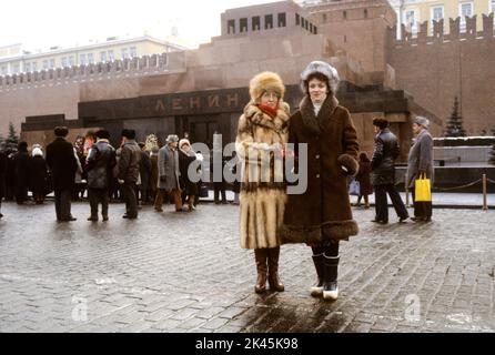 OLGA ULJANOV Sowjetische Ärztin mit ihrer Tochter Nadezhda´s Mausoleum ihres Onkels Lenin auf dem Roten Platz in Moskau Stockfoto