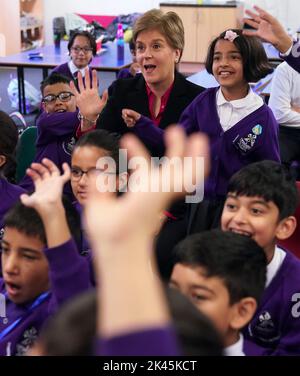 Die erste Ministerin von Schottland, Nicola Sturgeon, sprach bei einem Besuch an der St. Albert's Primary School in Pollokshields, Glasgow, bei einer Versammlung der National School of Climate Action Week zum Ende der Klimawoche und bei einem Rundgang durch den Inklusions- und Unterstützungsbereich der Schule. Bilddatum: Freitag, 30. September 2022. Stockfoto