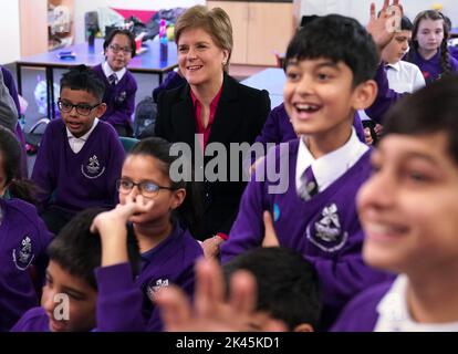 Die erste Ministerin von Schottland, Nicola Sturgeon, sprach bei einem Besuch an der St. Albert's Primary School in Pollokshields, Glasgow, bei einer Versammlung der National School of Climate Action Week zum Ende der Klimawoche und bei einem Rundgang durch den Inklusions- und Unterstützungsbereich der Schule. Bilddatum: Freitag, 30. September 2022. Stockfoto