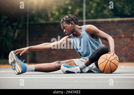 Mann, Basketball und Training machen Stretching, trainieren oder bereiten sich mit Sportbekleidung auf dem Platz vor. Black man, Sport und Ball vor dem Training Spiel oder Spiel in Stockfoto