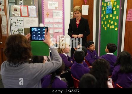 Die erste Ministerin von Schottland, Nicola Sturgeon, sprach bei einem Besuch an der St. Albert's Primary School in Pollokshields, Glasgow, bei einer Versammlung der National School of Climate Action Week zum Ende der Klimawoche und bei einem Rundgang durch den Inklusions- und Unterstützungsbereich der Schule. Bilddatum: Freitag, 30. September 2022. Stockfoto