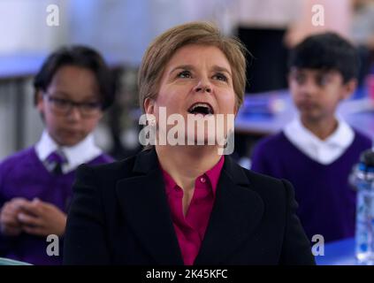 Die erste Ministerin von Schottland, Nicola Sturgeon, spricht bei einem Besuch an der St. Albert's Primary School in Pollokshields, Glasgow, zu einer Versammlung der National School of Climate Action Week, um die Teilnahme- und Unterstützungsräume der Schule zu besuchen. Bilddatum: Freitag, 30. September 2022. Stockfoto