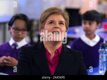 Die erste Ministerin von Schottland, Nicola Sturgeon, spricht bei einem Besuch an der St. Albert's Primary School in Pollokshields, Glasgow, zu einer Versammlung der National School of Climate Action Week, um die Teilnahme- und Unterstützungsräume der Schule zu besuchen. Bilddatum: Freitag, 30. September 2022. Stockfoto