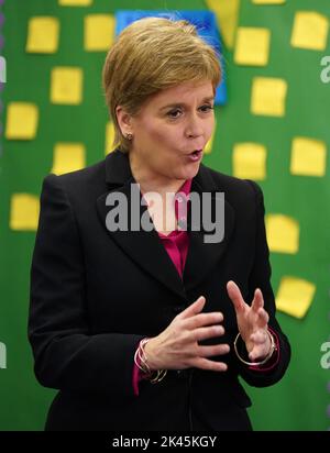 Die erste Ministerin von Schottland, Nicola Sturgeon, spricht bei einem Besuch an der St. Albert's Primary School in Pollokshields, Glasgow, zu einer Versammlung der National School of Climate Action Week, um die Teilnahme- und Unterstützungsräume der Schule zu besuchen. Bilddatum: Freitag, 30. September 2022. Stockfoto