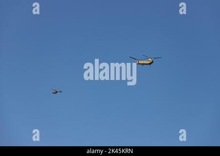 Die spanische Luftwaffe probt für den Nationalfeiertag vom 12. Oktober durch die Straßen der Stadt Madrid. MADRID, SPANIEN - 30. SEPTEMBER 2022. Stockfoto