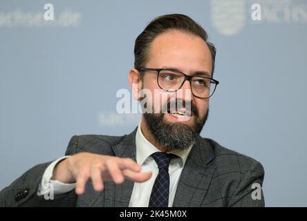 Dresden, Deutschland. 30. September 2022. Der sächsische Wissenschaftsminister Sebastian Gemkow (CDU) spricht bei einer Pressekonferenz in der Staatskanzlei über die weiteren Pläne zur Entwicklung der großen Forschungszentren in der Lausitz und im Mitteldeutschen Bergbaubezirk. Das Deutsche Zentrum für Astrophysik (DZA) in der Lausitz und das Zentrum für Transformation der Chemie (CTC) im Mitteldeutschen Bergbaubezirk haben sich im Wettbewerb „Wissen schafft Perspektiven für die Region“ durchgesetzt. Kredit: Robert Michael/dpa/Alamy Live Nachrichten Stockfoto