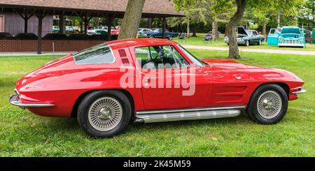 FRANKENMUTH, MI/USA - 8. SEPTEMBER 2018: Ein Chevrolet Corvette-Auto aus dem Jahr 1964 C2, Frankenmuth Auto Fest, Heritage Park. Stockfoto