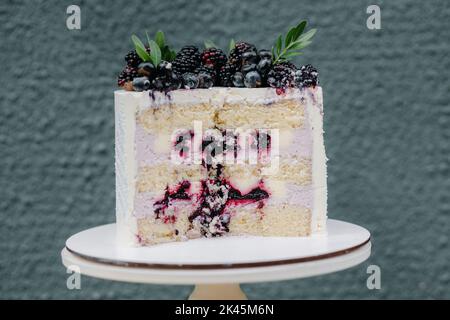 Schokoladenkuchen mit Beerenfüllung Stockfoto