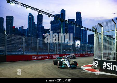 Singapur. 30. September 2022. Singapur, 30/09/2022, 44 HAMILTON Lewis (gbr), Mercedes AMG F1 Team W13 und 10 GASLY Pierre (Fra), Scuderia AlphaTauri AT03, Aktion während der Formel 1 Singapore Airlines Singapore Grand Prix 2022, 17. Lauf der FIA Formel 1 Weltmeisterschaft 2022 vom 30. September bis 02. Oktober, 2022 auf dem Marina Bay Street Circuit, in Singapur - Foto Florent Gooden / DPPI Kredit: DPPI Media/Alamy Live News Stockfoto