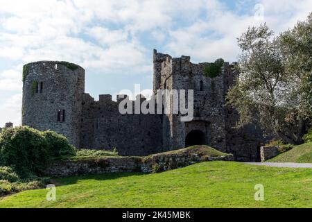 Manorbier Castle in Pembrokeshire South Wales UK, die ein 11. Jahrhundert normannische Festung Ruine und ein beliebtes Reiseziel Touristenattraktion landmar Stockfoto