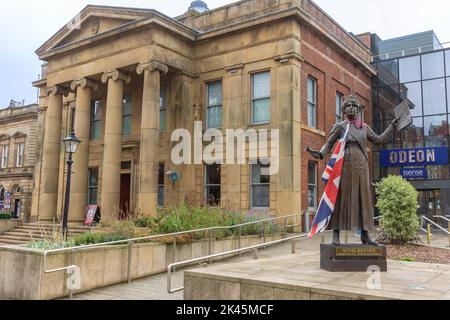 Bronzestatue von Annie Kenny politischer Aktivist und homegrown Suffragette für Soziale und Politische Union im Zentrum von Oldham, England. Stockfoto