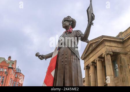 Bronzestatue von Annie Kenny politischer Aktivist und homegrown Suffragette für Soziale und Politische Union im Zentrum von Oldham, England. Stockfoto