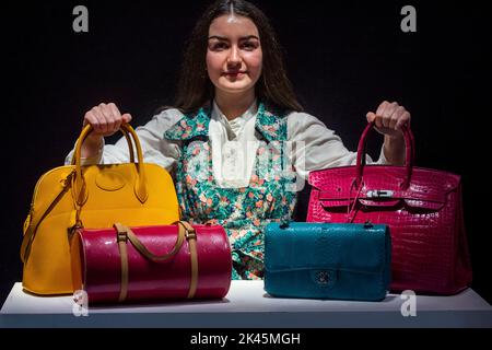 London, Großbritannien. 30. September 2022. Ein Mitarbeiter hält (L) eine Hermès: Eine Jaune Ambre Epsom Leder Bolide 35, 1994, Handtasche (Est. £2.500 - £3.500) und eine Hermès: Eine glänzende Rose Tyrien porosus Krokodil Birkin 35, 2012, (Est. £24.000 - £28.000) bei einer Vorschau auf Bonhams kommenden Designer Handtaschen und Mode Verkauf. Mehr als 250 Lose über Taschen, Ready to Wear und Kostümschmuck, darunter Artikel von Hermès, Louis Vuitton, Chanel und Dior, werden am 4. Oktober in den Bonhams Knightsbridge Galerien versteigert. Kredit: Stephen Chung / Alamy Live Nachrichten Stockfoto