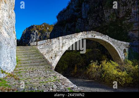 Blick auf die traditionelle steinerne Kokkorou-Brücke in Epirus, Griechenland im Herbst Stockfoto