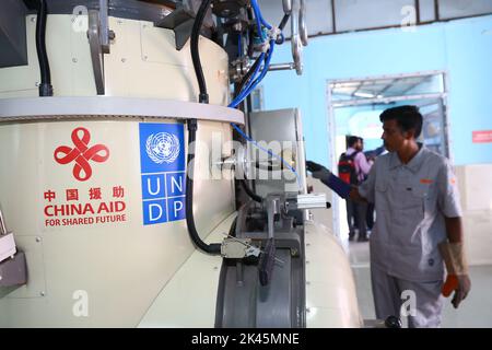 Birgunj, Nepal. 29. September 2022. Ein Arbeiter betreibt Maschinen in einem von China finanzierten Abfallbehandlungszentrum im Narayani Krankenhaus in Birgunj, Nepal, 29. September 2022. Das Narayani Hospital in Nepals südlicher Stadt Birgunj verfügt jetzt über ein eigenes Zentrum zur Behandlung von Gesundheitsabfällen, das den Menschen in und um die Gesundheitseinrichtung viel Erleichterung bringt. ZUM THEMA „Roundup: Nepaleskrankenhaus profitiert von einem von China finanzierten Abfallbehandlungszentrum“ Quelle: Hari Maharjan/Xinhua/Alamy Live News Stockfoto