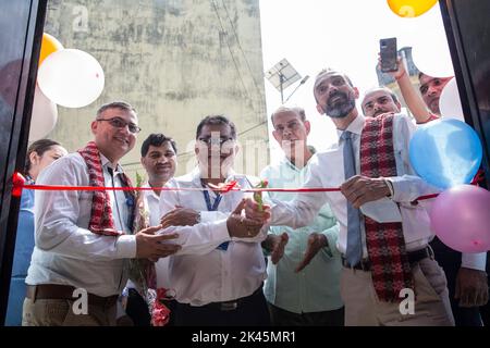 Birgunj, Nepal. 29. September 2022. Das Entwicklungsprogramm der Vereinten Nationen (UNDP) der stellvertretende Vertreter Nepals, Bernardo Cocco (1. R, Front), eröffnet am 29. September 2022 das von China finanzierte Abfallbehandlungszentrum im Narayani Krankenhaus in Birgunj, Nepal. Das Narayani Hospital in Nepals südlicher Stadt Birgunj verfügt jetzt über ein eigenes Zentrum zur Behandlung von Gesundheitsabfällen, das den Menschen in und um die Gesundheitseinrichtung viel Erleichterung bringt. ZUM THEMA „Roundup: Nepaleskrankenhaus profitiert von einem von China finanzierten Abfallbehandlungszentrum“ Quelle: Hari Maharjan/Xinhua/Alamy Live News Stockfoto