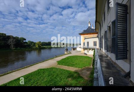 Dresden, Deutschland. 30. September 2022. Sonniger Blick auf die Elbe vom Wasserschloss im Lustgarten von Schloss Pillnitz, der ehemaligen Sommerresidenz sächsischer Kurfürsten und Könige. Kredit: Robert Michael/dpa/Alamy Live Nachrichten Stockfoto