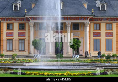 Dresden, Deutschland. 30. September 2022. Sonniger Blick auf das Bergpalais im Lustgarten des Schlosses Pillnitz, der ehemaligen Sommerresidenz sächsischer Kurfürsten und Könige. Kredit: Robert Michael/dpa/Alamy Live Nachrichten Stockfoto