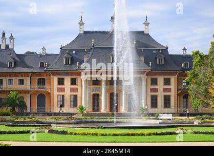 Dresden, Deutschland. 30. September 2022. Sonniger Blick auf das Bergpalais im Lustgarten des Schlosses Pillnitz, der ehemaligen Sommerresidenz sächsischer Kurfürsten und Könige. Kredit: Robert Michael/dpa/Alamy Live Nachrichten Stockfoto