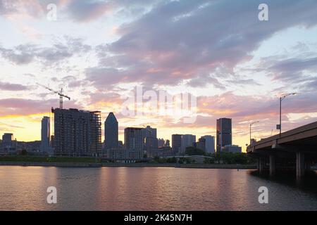 Skyline und Konstruktion der Stadt Quebec, Blick auf die Innenstadt von der Dämmerung über den St. Lawrence River. Stockfoto