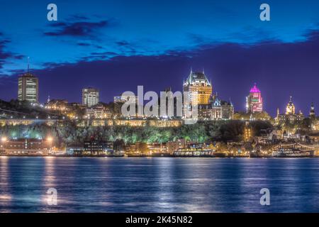 Die Stadt Quebec, das Chateau Frontenac und die Stadtgebäude, die man von der anderen Seite des Flusses St Lawrencen aus gesehen hat. Stockfoto